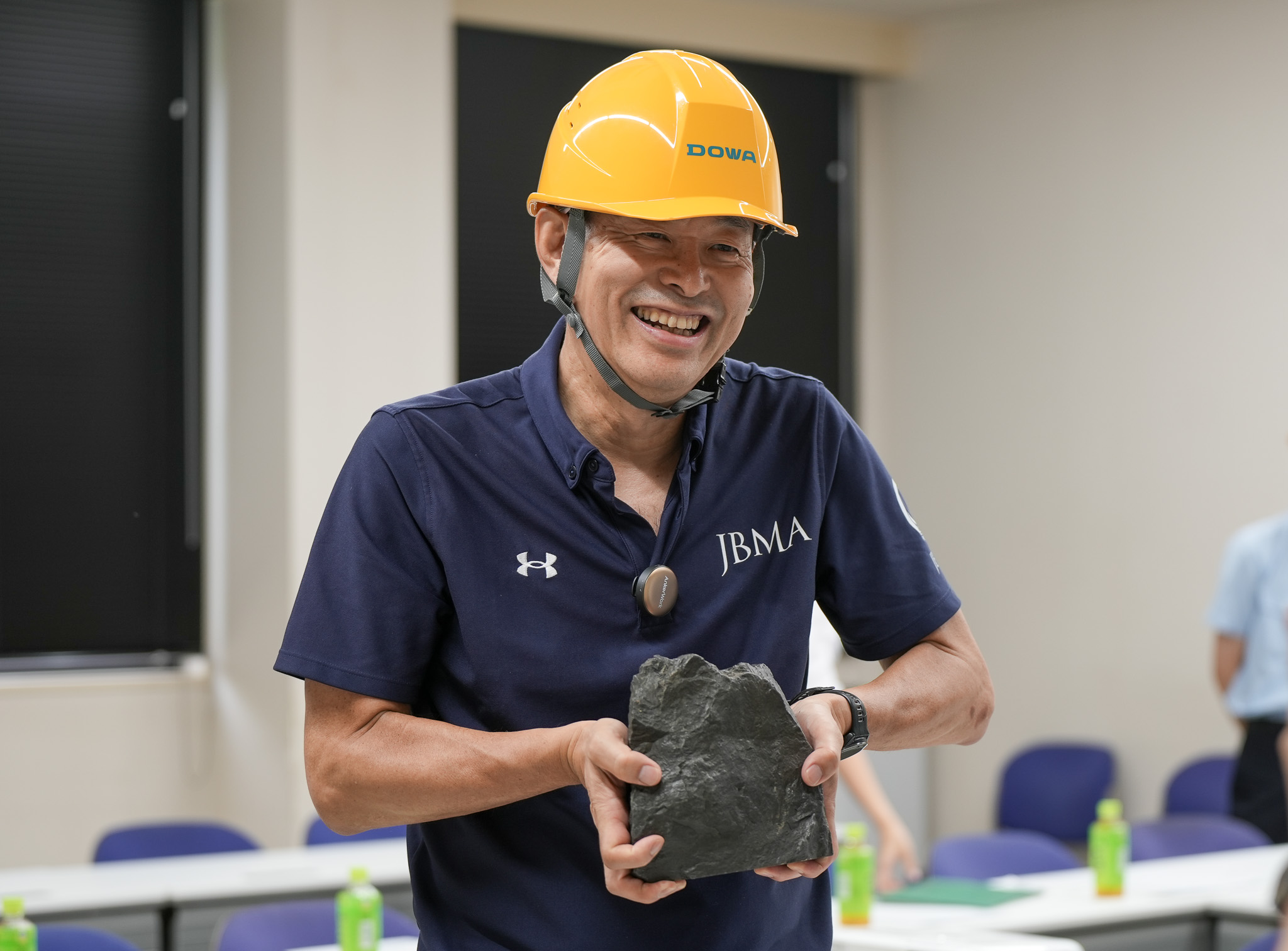 黒鉱を持つ池水雄一